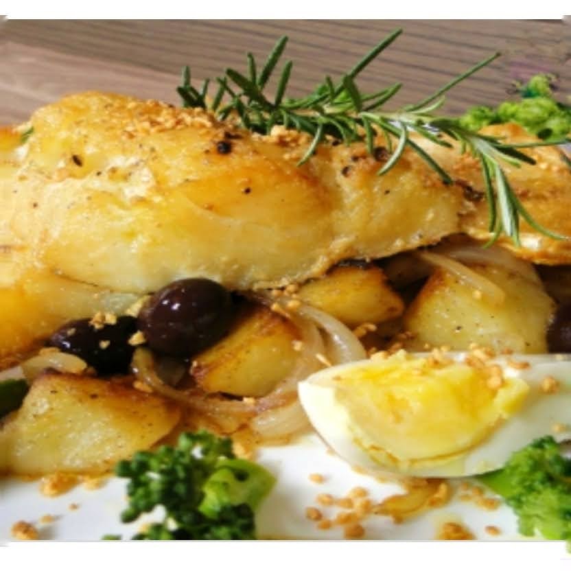Plato de pescado con patatas y verduras