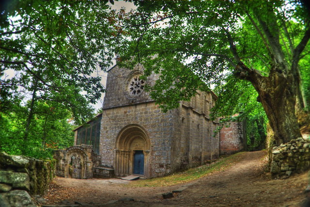 Iglesia de Santa Cristina de Ribas de Sil entre árboles