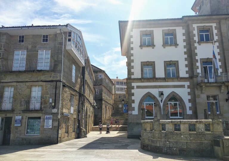 Soportales y plaza del casco histórico de Muros