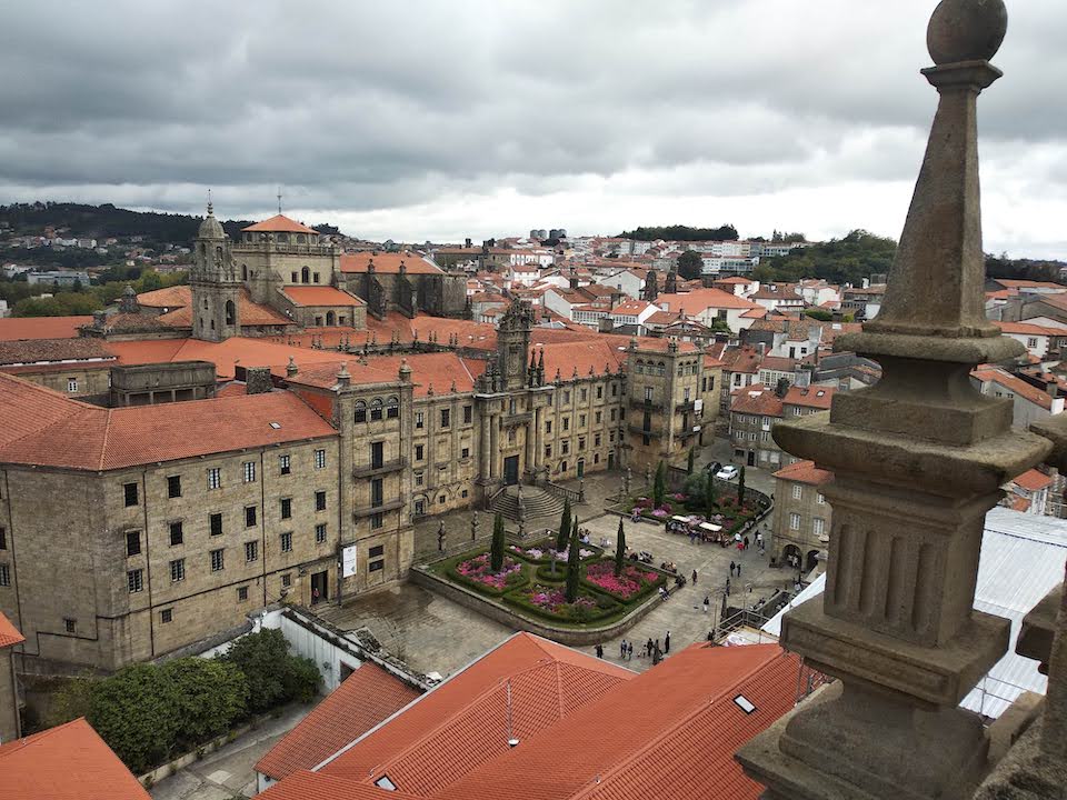 Vista de Betanzos desde un monumento de piedra