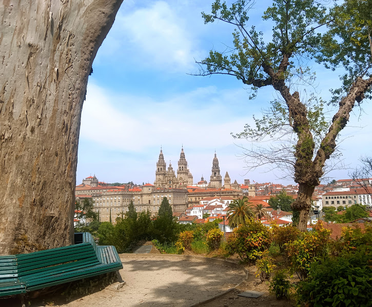 Vista del casco histórico de Santiago desde la Alameda