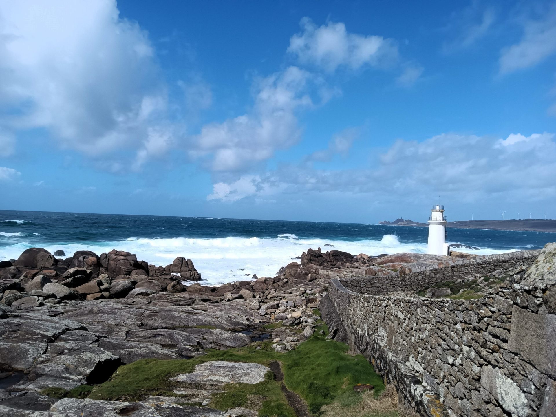 Day trips From Santiago de Compostela Faro blanco junto a una costa rocosa