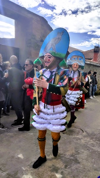 Participante con traje tradicional de carnaval gallego