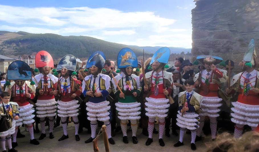 carnaval de galicia Comparsa de Entroido con máscaras y trajes tradicionales