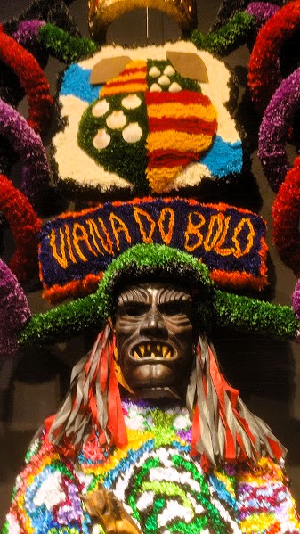 Máscara de carnaval con adornos multicolores