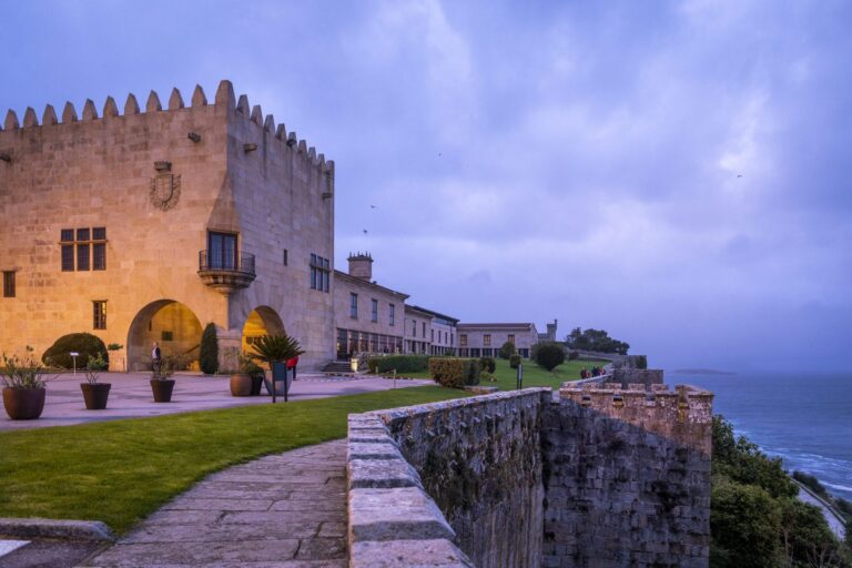 Parador de Baiona sobre la fortaleza de Monterreal