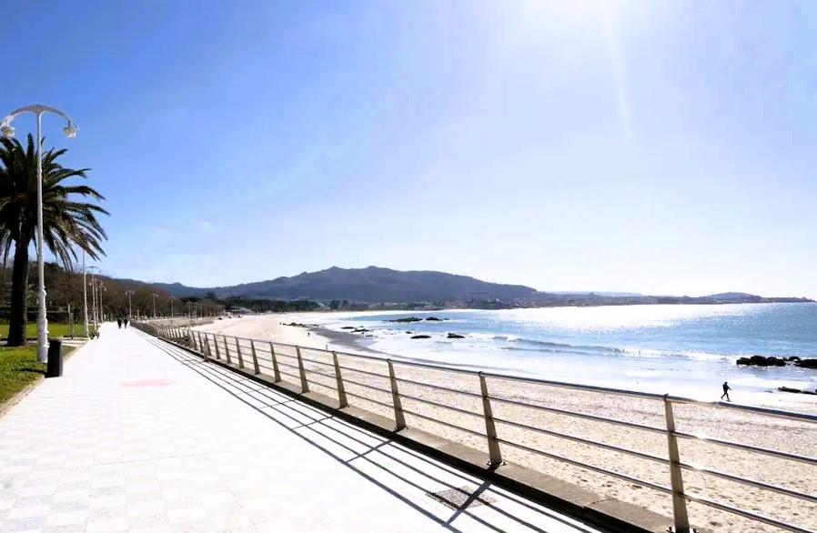 Paseo marítimo junto a la playa de Samil en Vigo