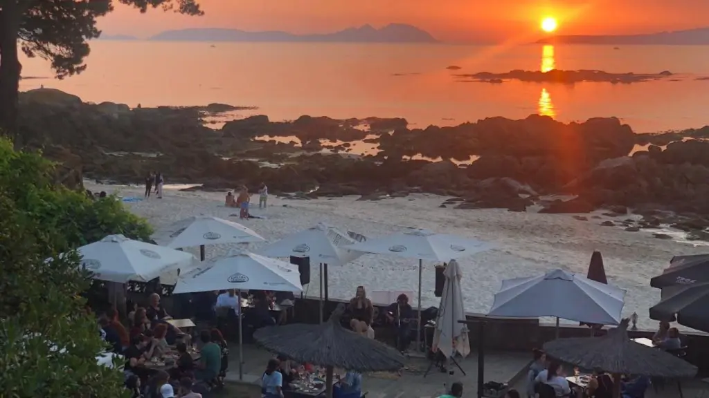 Atardecer sobre las islas Cíes desde la costa de Vigo