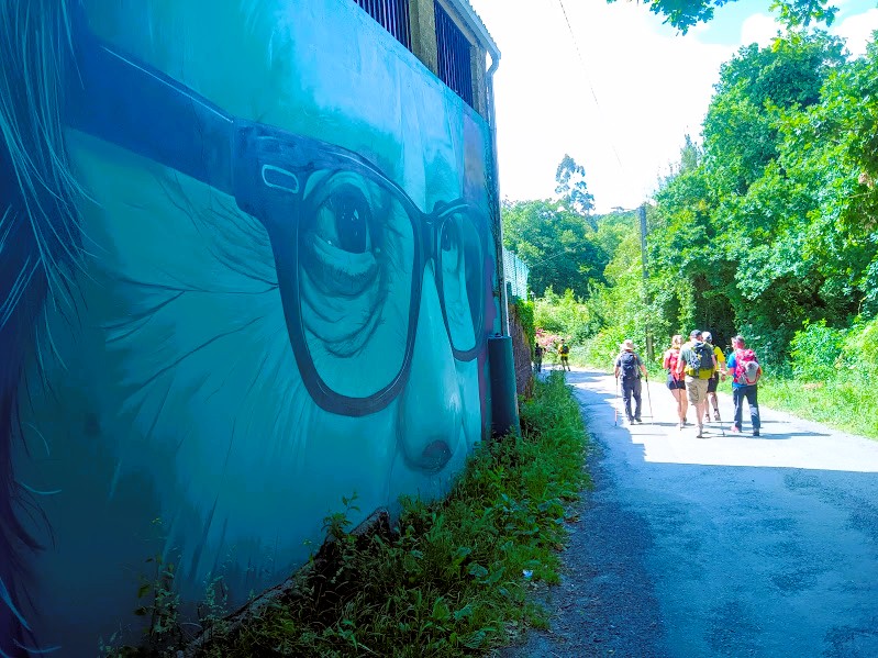Mural azul junto a un sendero