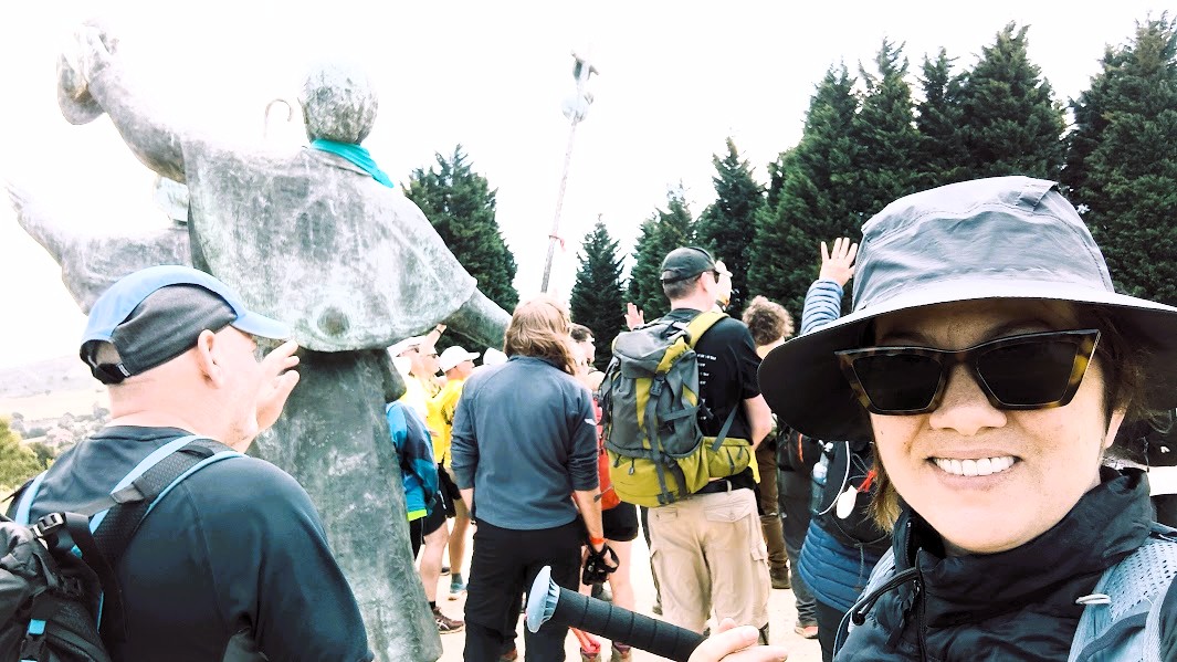 Viajeros en una parada del Camino de Santiago