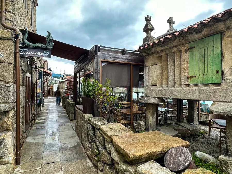 Calle empedrada y hórreos de Combarro