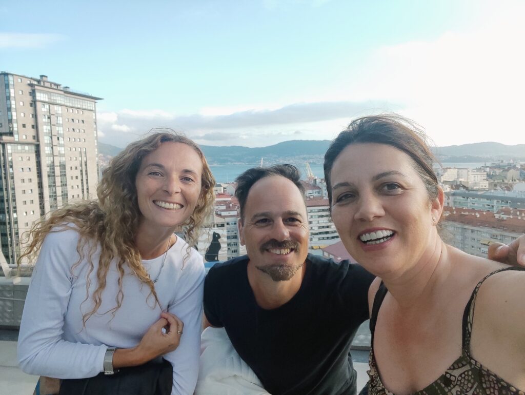 Viajeros junto a un mirador de Vigo