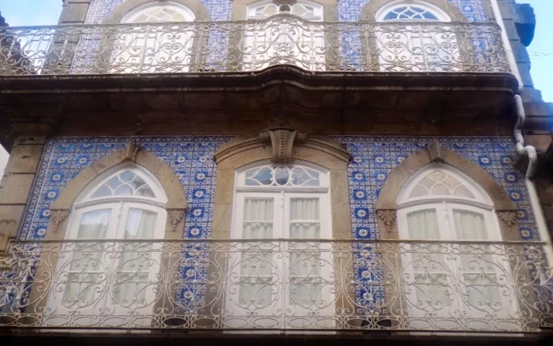 Fachada con azulejos en el casco histórico de Valença