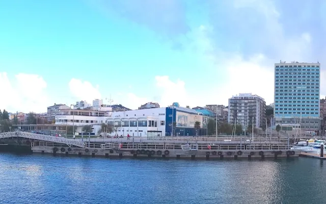 Puerto deportivo y edificios de Vigo junto a la ría