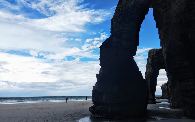 Arcos de roca en la playa de As Catedrais
