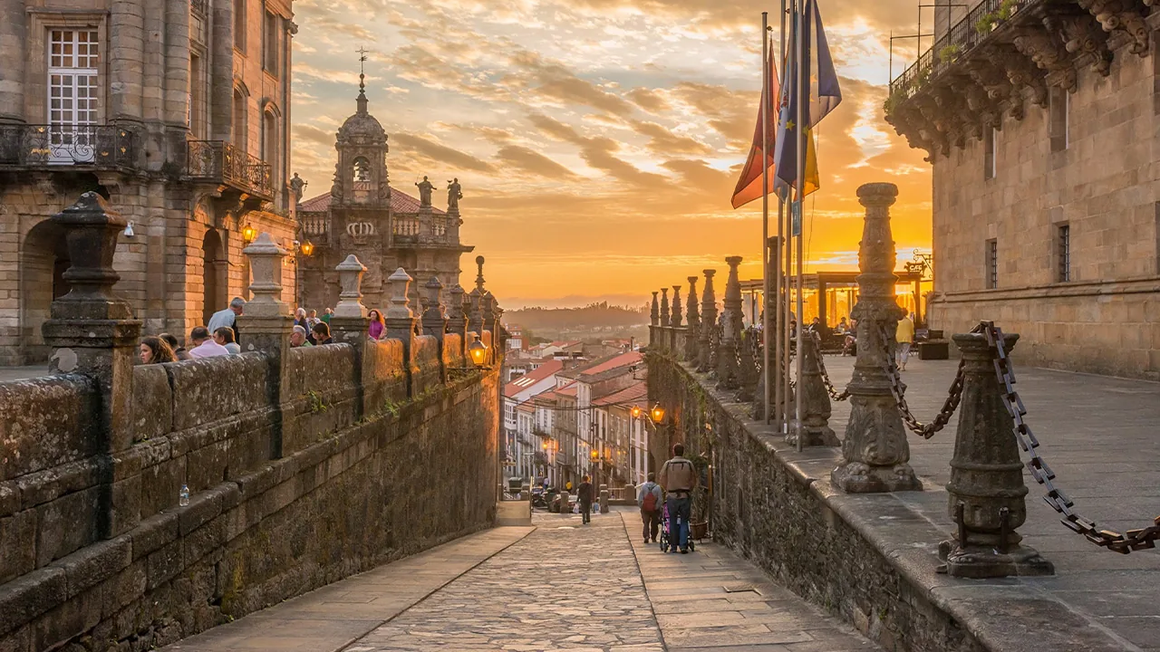 santiago2 Calle histórica de Santiago de Compostela al atardecer