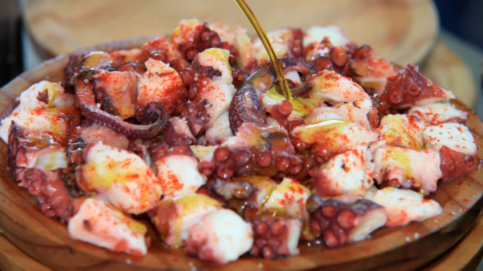 Pulpo a feira preparado con pimentón y aceite de oliva Pulpo a feira preparado con pimentón y aceite de oliva