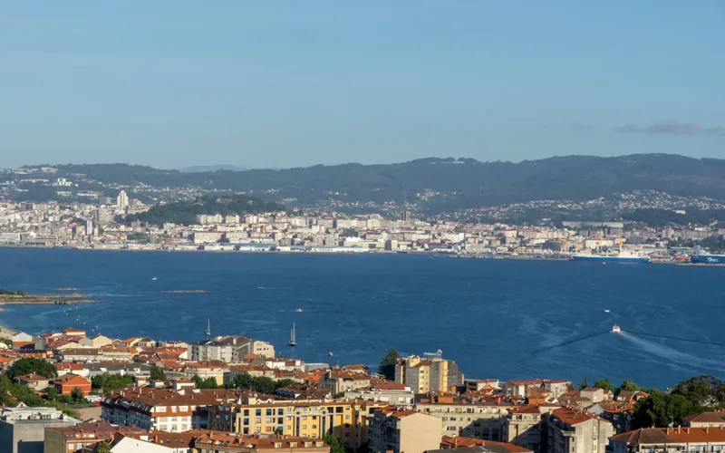 Vigo visto desde la otra orilla de su ría