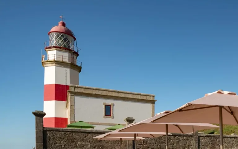 Exterior del alojamiento del faro de Silleiro