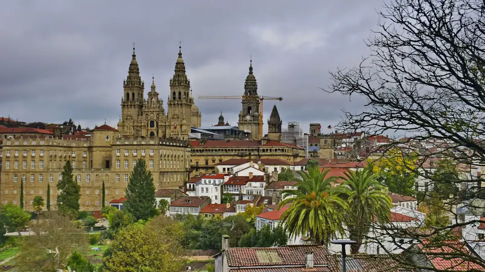 Catedral de Santiago de Compostela entre los tejados de la ciudad Catedral de Santiago de Compostela entre los tejados de la ciudad