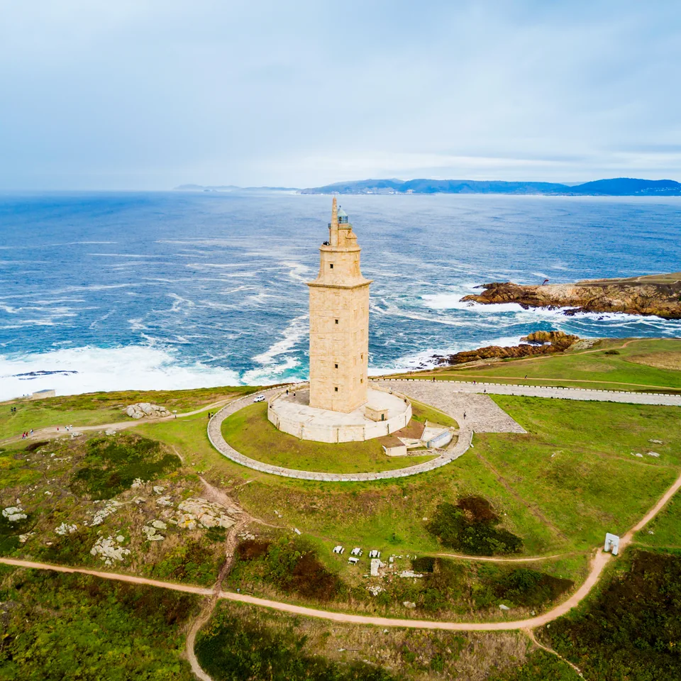 Torre de Hércules Vista aérea de la Torre de Hércules y su entorno costero en A Coruña