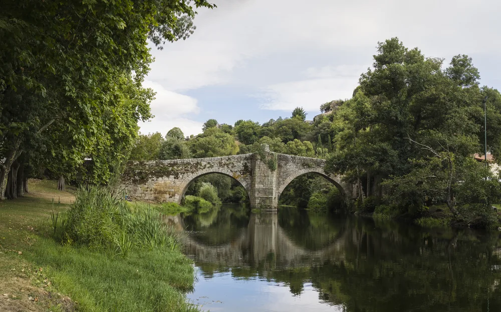 ALLARIZ 033 copia Puente de Vilanova reflejado en el río Arnoia, en Allariz